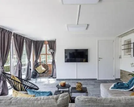 Dom wakacyjny Grey House